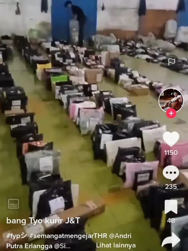 Kebanjiran Paket Jelang Lebaran, Ini 8 Potret Kurir yang Kewalahan Antar Barang
