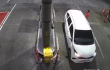 Tak Ada Akhlak! Pengendara Mobil Sigra Kabur Usai Isi Bensin di SPBU
