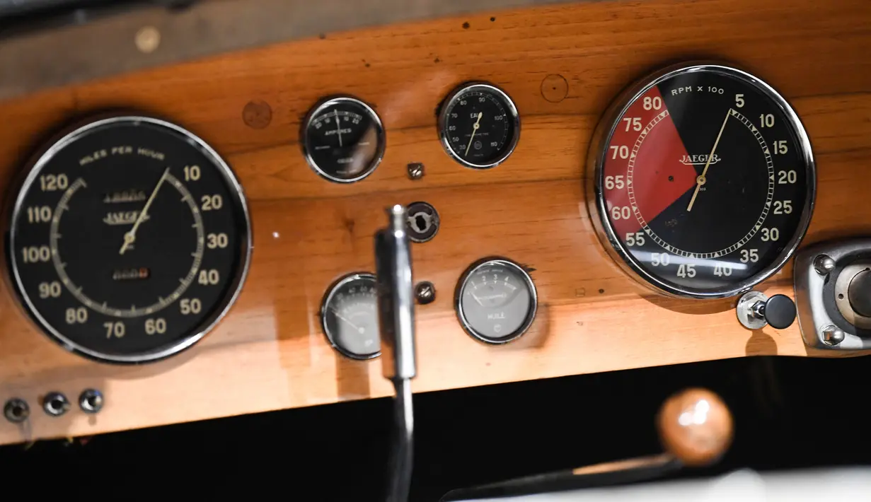 Interior Bugatti Type 57S 1937, salah satu mobil pra-perang paling diinginkan di dunia, di luar rumah lelang Bonhams,  London, Selasa (16/2/2021). Bugatti yang tidak pernah terlihat selama 50 tahun ini merupakan salah satu dari 42 contoh varian 57S yang diproduksi. (DANIEL LEAL-OLIVAS/AFP)