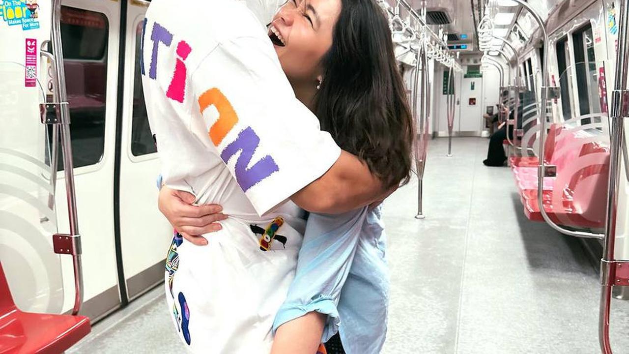 "Semuanya simpel, kita nggak beli barang mahal ya, karena menurut kita kalau bayi gitu dia pakainya cepat ya. Dan kita nggak mau terlalu boros," ujarnya.