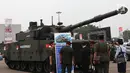 Sejumlah anggota TNI melihat sebuah tank selama pameran Indo Defence 2018 di Jakarta Rabu (7/11). Pameran ini digelar selama empat hari dari tanggal 7-10 November 2018. (Merdeka.com/Imam Buhori)