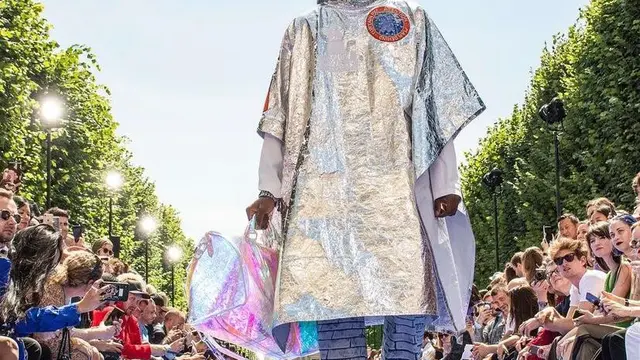 Mengenang 8 Karya Ikonis Virgil Abloh, Off White-Gaun Pengantin Hailey Bieber