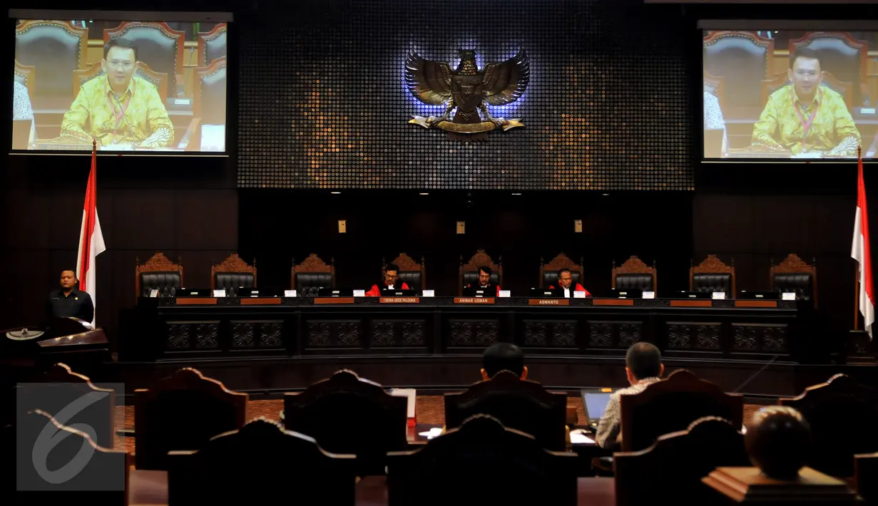 Suasana sidang perdana pengujian Undang-Undang Pilkada mengenai cuti selama masa kampanye yang diajukan Gubernur DKI, Basuki Tjahaja Purnama di Mahkamah Konstitusi, Jakarta, Senin (22/8). Ahok datang tanpa didampingi kuasa hukum (Liputan6.com/Johan Tallo)