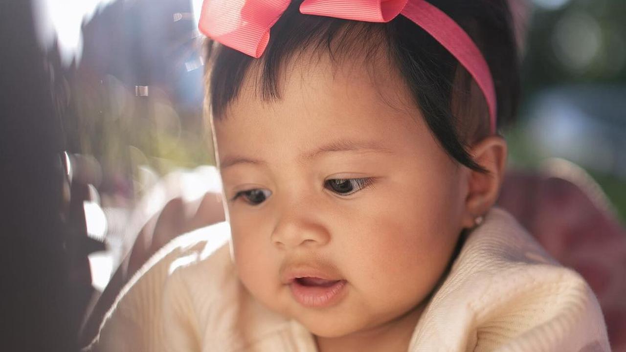 Potret Gemas Lily, Anak Raffi Ahmad dan Nagita Slavina dengan Pita Besar dan Kacamata