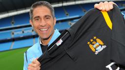 Sylvinho merupakan pemain pertama yang pernah berseragam Manchaster City dan Barcelona. Ia memutuskan pindah menuju ke Man City pada awal musim 2009/10, usai menghabiskan lima musim bersama Los Blancos. Berstatus bebas transfer, ia difungsikan sebagai pemain pelapis. (AFP/Paul Ellis)