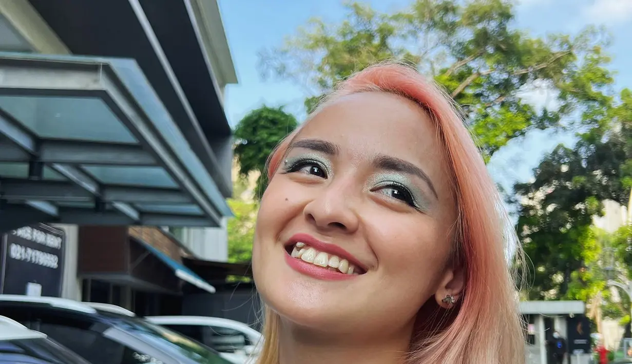 Dia juga sempat mewarnai rambutnya dengan warna cotton candy. (Foto: Instagram/ joannaalexandra)