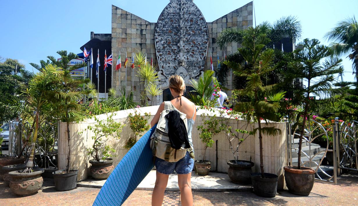 Seorang turis saat memandangi ratusan nama korban bom yang terpampang di monumen tragedi kemanusiaan,  Bali, Senin (12/10/2015). Hari ini tepat 13 tahun meledaknya bom bali 1. (AFP PHOTO/SONNY Tumbelaka)