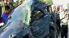 Kecelakaan maut terjadi di ruas Pantura Subang, Jawa Barat pada Selasa sore. Sebuah mini bus yang hendak berbelok arah ditabrak dari belakang oleh truk.