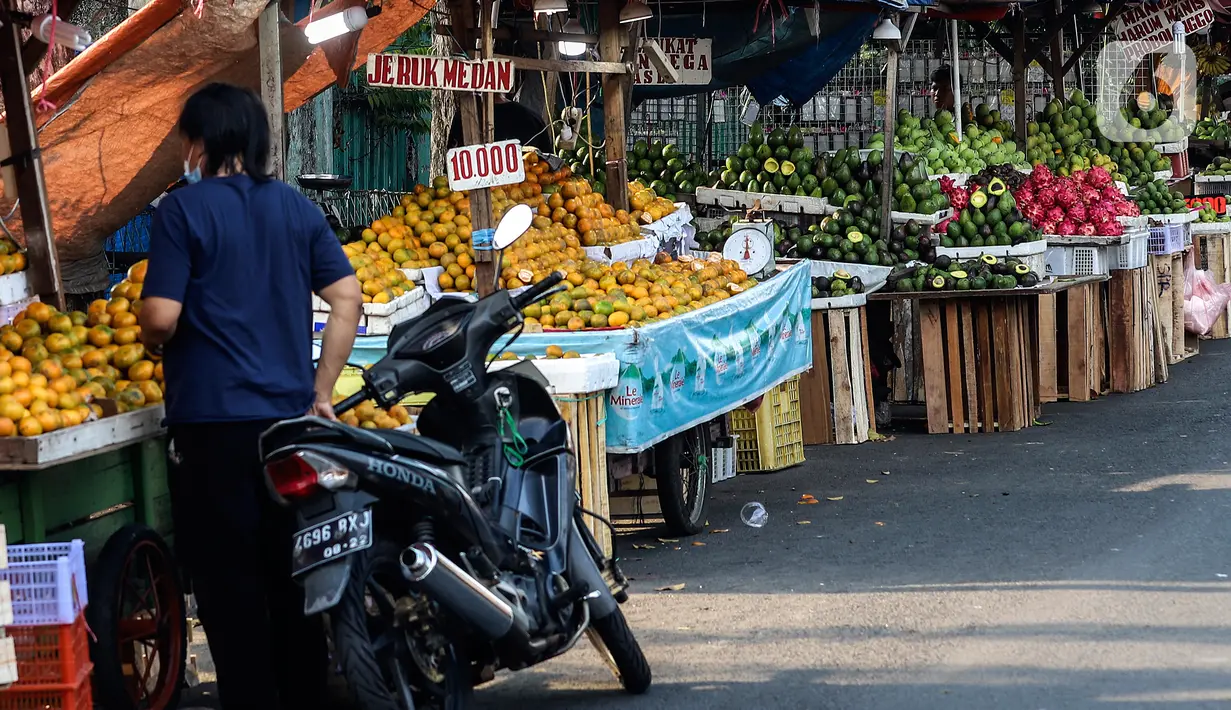 Seorang pria memilih buah di kebayoran lama, Jakarta, Selasa (21/9/2021). Untuk mendorong pertumbuhan ekonomi dampak PPKM pemerintah mempercepat penyaluran Bantuan Langsung Tunai (BLT) untuk Pedagang Kaki Lima (PKL). (Liputan6.com/Johan Tallo)