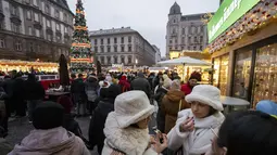 Terlepas dari keceriaan Natal, krisis biaya hidup di negara Eropa Tengah ini membuat banyak warga Hungaria dan wisatawan mengalami kejutan di pasar Natal tahunan yang mereka cintai ini.  (AP Photo/Denes Erdos)