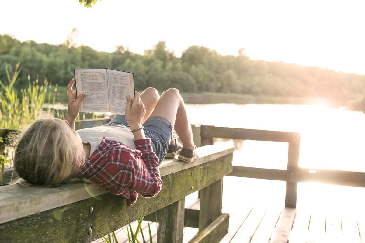 Anak membaca buku (iStock)