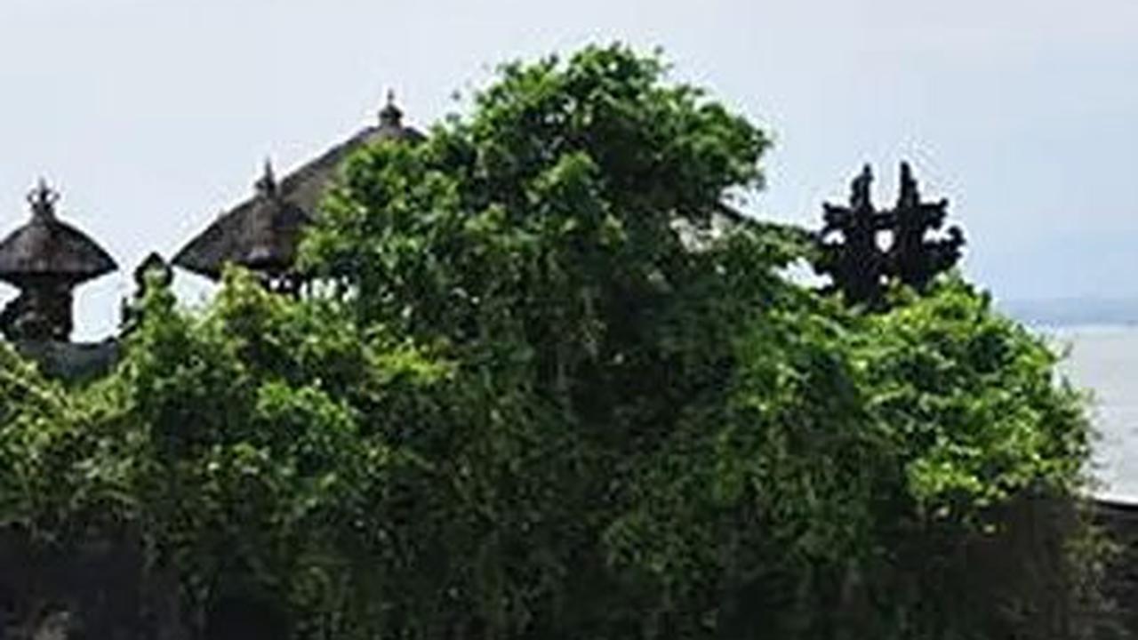 1.	Pura Batu Bolong