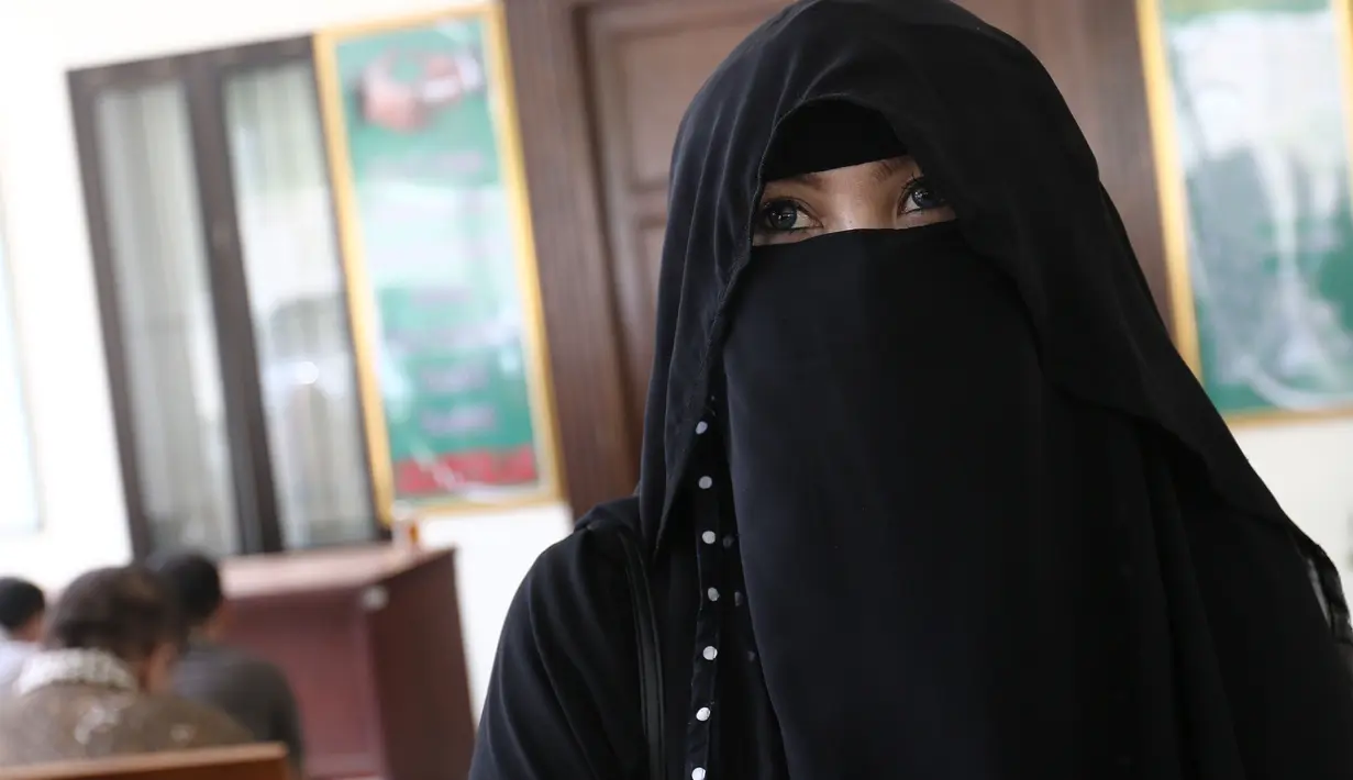 Namun, ibu dua orang anak itu tidak bisa lagi, lantaran takdir berkata lain. Setelah masa iddah, ia lantas mengajukan gugatan cerai. Dan mantan istri Lucky Hakim itu berharap segera dipercepat. (Nurwahyunan/Bintang.com)