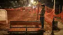 Seorang anak imigran melaksanakan salat di atas kursi dekat gudang tak terpakai yang dijadikan tempat tinggal di Belgrade, Serbia, 17 November 2016. Menurut badan pengungsi PBB, sekitar 6.400 imigran saat ini terdaftar di Serbia. (REUTERS/Marko Djurica)
