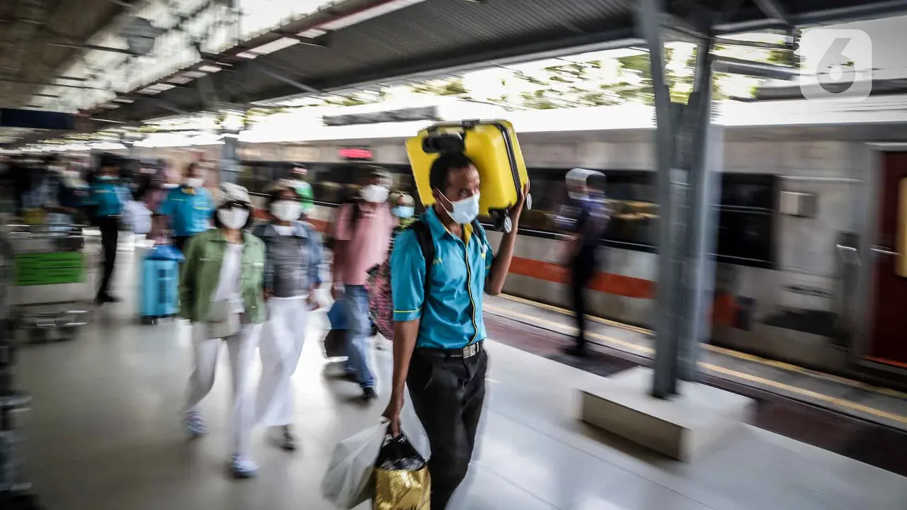 Arus Balik Mudik Lebaran 2022 di Stasiun Pasar Senen Mulai Ramai