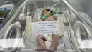 Label identifikasi yang ditempelkan di inkubator itu berbunyi: “Bayi syahid Dareen Abou Chamalah”, dengan tanggal lahirnya, 21 Oktober. (Mai YAGHI / AFP)