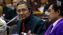 Ketua Umum Ikatan Dokter Indonesia, Oetama Marsis memaparkan pendapatanya saat menghadiri Rapat Dengar Pendapat Umum (RDPU) dengan Badan Legislasi DPR di Kompleks Parlemen, Jakarta, Senin (2/4). (Liputan6.com/JohanTallo)