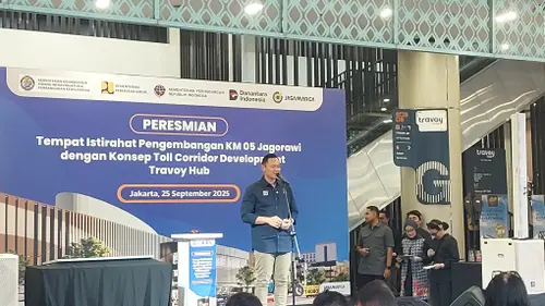 Menteri Koordinator Bidang Infratruktur dan Pembangunan Kewilayahan (IPK), Agus Harimurti Yudhoyono (AHY) meresmikan rest area terintegrasi di Travoy Hub, Taman Mini, Jakarta. (Liputan6.com/Arief)