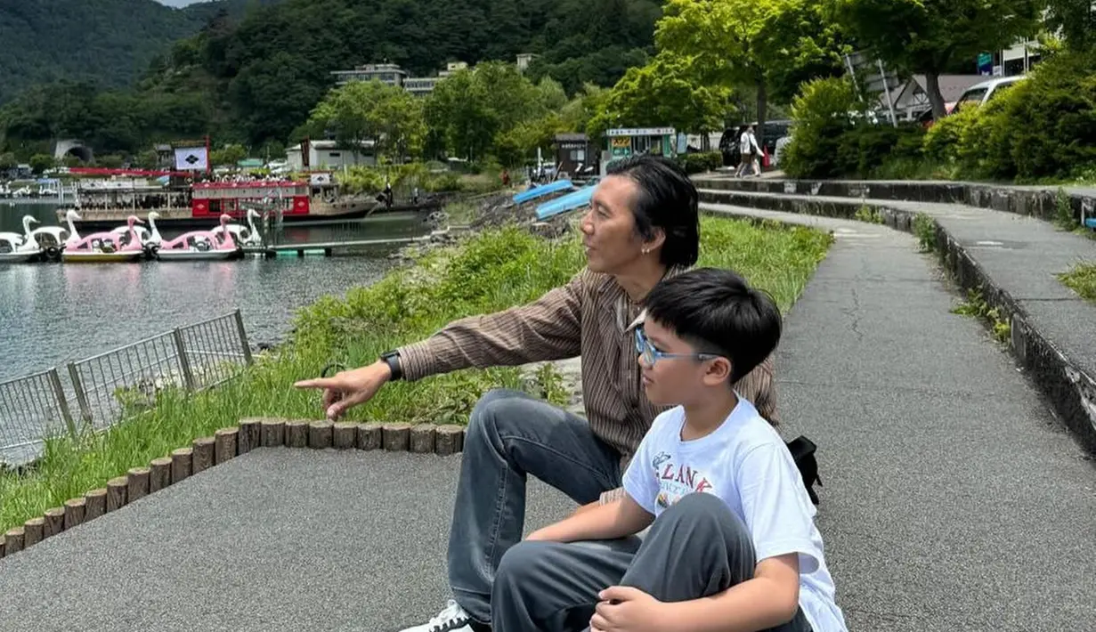 Selama di Jepang, ia banyak mengunjungi berbagai tempat seru, salah satunya adalah Danau Kawaguchiko. Sebuah danau yang menjadi salah satu tempat untuk menikmati pemandangan. Terlihat bahwa di danau ini juga disediakan kapal hingga perahu kayuh sebagai sarana hiburan. (Liputan6.com/IG/@bimbimslank)