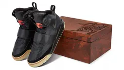 Foto selebaran milik Sotheby's menunjukkan sneakers Nike Air Yeezy 1 yang pernah dipakai rapper Kanye West selama Grammy Awards 2008. Yeezys model high top itu terjual dengan harga 1,8 juta dolar AS, tiga kali lipat dari rekor lelang sepatu kets sebelumnya. (HO/SOTHEBY'S/AFP)