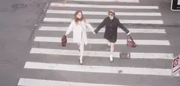 Serial The Swap mengikuti Rowan Blanchard dan Jemima Kirke dalam cerita tentang identitas, persepsi, dan pertemuan tak terduga di tengah kota New York. (Foto/Dok: Marc Jacobs)