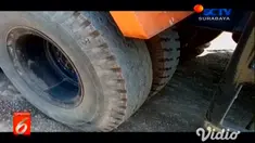 Seorang bapak yang berboncengan sepeda motor dengan anaknya, tersenggol dump truk dan jatuh di Pasuruan, Jawa Timur.