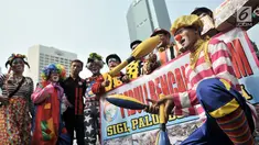 Paguyuban Seniman Badut Indonesia (PASBI) menggelar aksi Peduli Bencana Alam untuk Sulawesi Tengah di area car free day (CFD), Jakarta, Minggu (14/10). Mereka menggalang dana untuk disalurkan kepada korban bencana Sulteng. (Merdeka.com/Iqbal Nugroho)