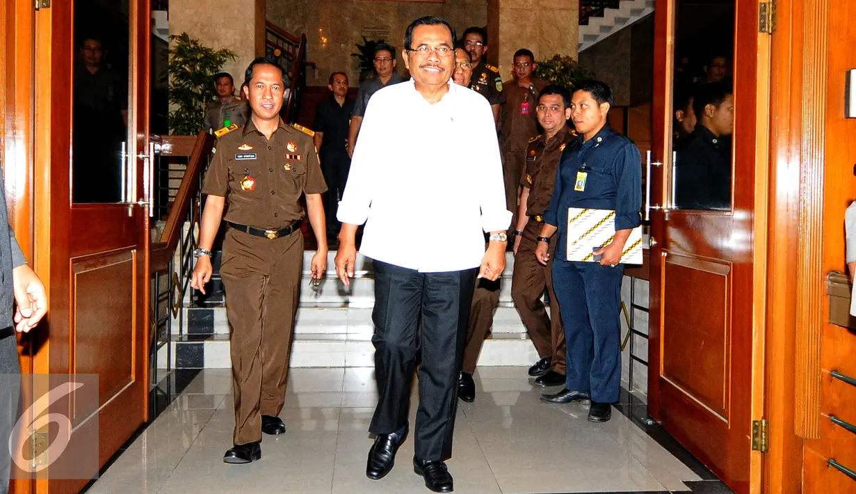 Jaksa Agung, M Prasetyo berjalan keluar untuk mengumumkan lima calon komisioner KPK di Jakarta, Selasa (23/6/2015). Lima nama tersebut yakni Joko Soebagyo, Djasman Pandjaitan, Sri Haryati SH MH, Suhardi SH MH dan M Rum SH MH. (Liputan6.com/Yoppy Renato)