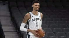 Pebaskte San Antonio Spurs, Victor Wembanyama memegang bola saat konferensi pers NBA di  AT&T Center, San Antonio, 24 Juni 2023. Wembanyama terpilih sebagai urutan pertama di NBA Draft 2023, pada Jumat (23/6/2023) WIB. Hal tersebut membuatnya resmi menjadi pemain San Antonio Spurs. Seperti diketahui, Spurs mendapatkan hak pilih urutan pertama setalah kombinasi nomor yang mereka punya muncul paling pertama pada selasa (16/5/2023). (AP Photo/Eric Gay)