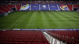 Pekerja mempersiapkan National Stadium untuk turnamen sepak bola Copa America di Brasilia, Brasil, Jumat (11/6/2021). Stadion tersebut akan menjadi tuan rumah laga pembukaan pada 13 Juni waktu setempat atau 14 Juni dini hari WIB. (AP Photo/Eraldo Peres)