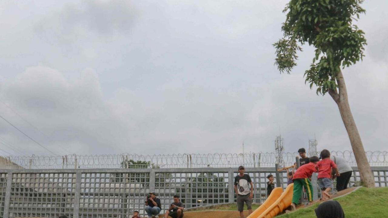 Taman Sambas Asri menjadi salah satu arena bermain yang ramah untuk anak-anak.  Foto: liputan6.com / Herman Zakharia