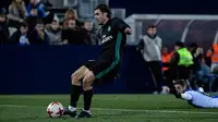 Gelandang Real Madrid, Mateo Kovacic berusaha mengontrol bola saat bertanding melawan Leganes pada leg pertama perempat final Copa del Rey di Estadio Municipal de Butarque (18/1). Madrid menang tipis 1-0 atas Leganes. (AFP Photo/Oscar Del Pozo)