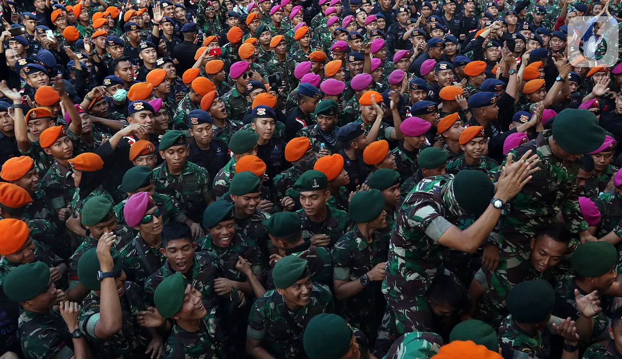 Anggota TNI - Polri berjoget saat panggung hiburan bertajuk dangdut di Lapangan DPR Senayan, Jakarta, Senin (21/10/2019). Di halaman DPR, digelar agenda dangdutan untuk menghibur aparat keamanan yang berjaga pada saat Pelantikan Presiden dan Wakil Presiden. (Liputan6.com/Johan Tallo)