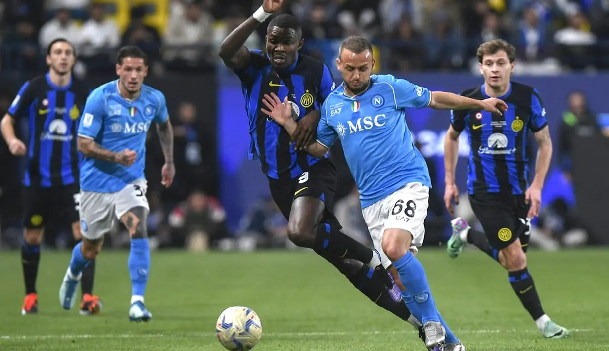 Pemain Inter Milan, Marcus Thuram berebut bola dengan pemain Napoli, Stanislav Lobotka, dalam partai final Piala Super Italia di Stadion Al-Awwal Park, Riyadh, Selasa (23/1/2024). (AP Photo)