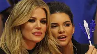 Khloe Kardashian &amp; Kendall Jenner Dicemooh Penonton NBA