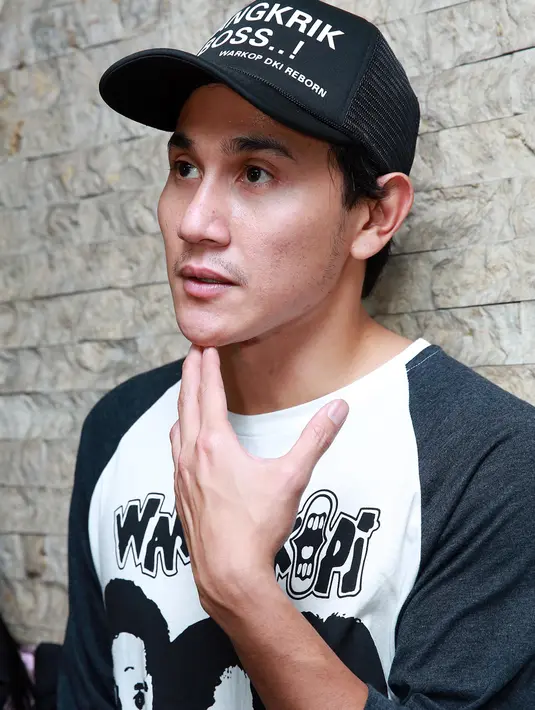 Sebelum memerankan karakter Kasino, Aktor peraih Piala Citra itu juga menyempatkan berziarah ke makam mendiang Kasino. (Deki Prayoga/Bintang.com)