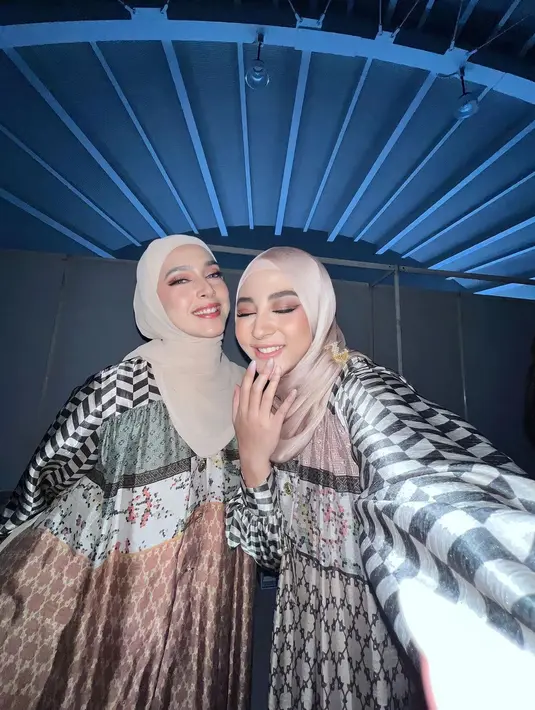 Baik Nabila dan Margin tampil mengenakan kerudung warna nude dipadukan dengan gamis bercorak. [Foto IG/marginw/nsyakieb85].