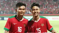 Bek Timnas Indonesia U-16, Komang Teguh Triasnanda (kiri). (Bola.com/Aditya Wany)