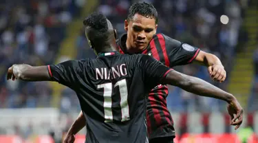 Penyerang AC Milan, Mbaye Niang melakukan selebrasi bersama rekannya Carlos Bacca usai mencetak gol kegawang Lazio pada lanjutan liga Italia di stadion San Siro, Milan, Italia, (21/9). AC Milan menang atas Lazio dengan skor 2-0. (REUTERS/Max Rossi)