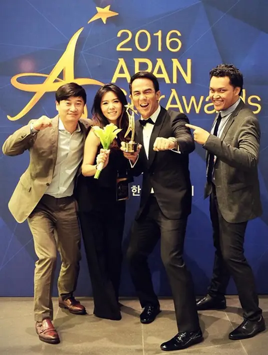 "Award ini untuk semua teman2 dan fans di Indonesia dan Korea.. Sarange❤️🌹 Happy to receive this award together with other great actors from all over Asia, One Asia One Love," tulis Joe dalam akun Instagram. (Instagram/joe_taslim)