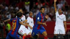 Barcelona selangkah lagi meraih trofi Piala Super Spanyol 2016 setelah pada Leg 1 unggul 2-0 atas Sevilla di Ramon Sanchez Pizjuan, Sevilla, Senin (15/8/2016) dini hari WIB. (Reuters/Jon Nazca) 