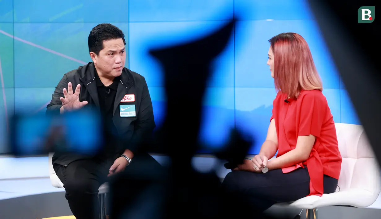 Ketua umum PSSI, Erick Thohir, memberikan keterangan saat wawancara ekslusif pada program acara Liputan 6 Talks di SCTV Tower, Jakarta, Minggu (09/04/2023). Ketua Umum PSSI itu membahas alasan batalnya Piala Dunia U-20 hingga match fixing yang melibatkan wasit di sepak bola Indonesia. (Bola.com/M Iqbal Ichsan)