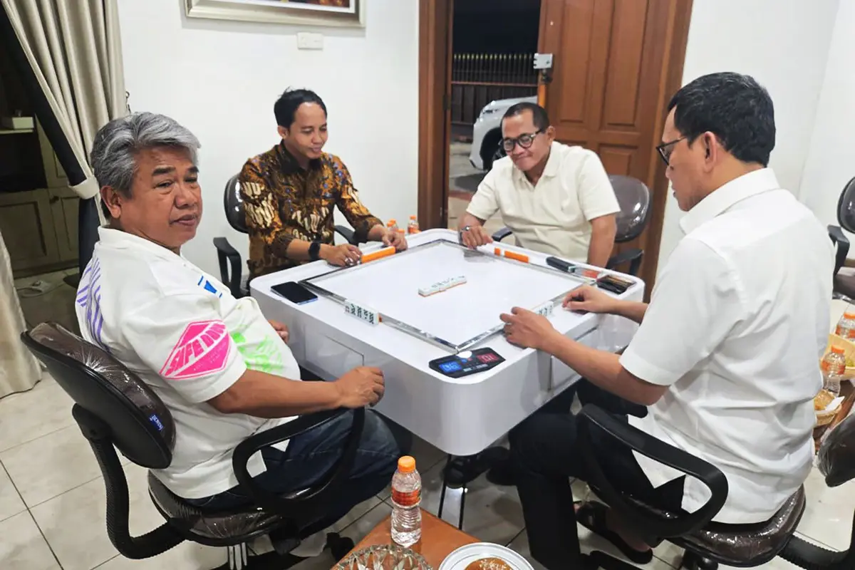 Menhut Raja Juli Main Domino Bareng Eks Tersangka Pembalakan Liar Viral