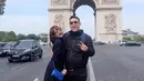 Sang istri saat mengunggah foto Arc De Triomphe, ini menjadi perdebatan dari netizen. Lantaran salah satu netizen melihat bahwa kedua pasangan ini sedang bermain di Kediri Jawa Timur. (Instagram/adieztyfersa)