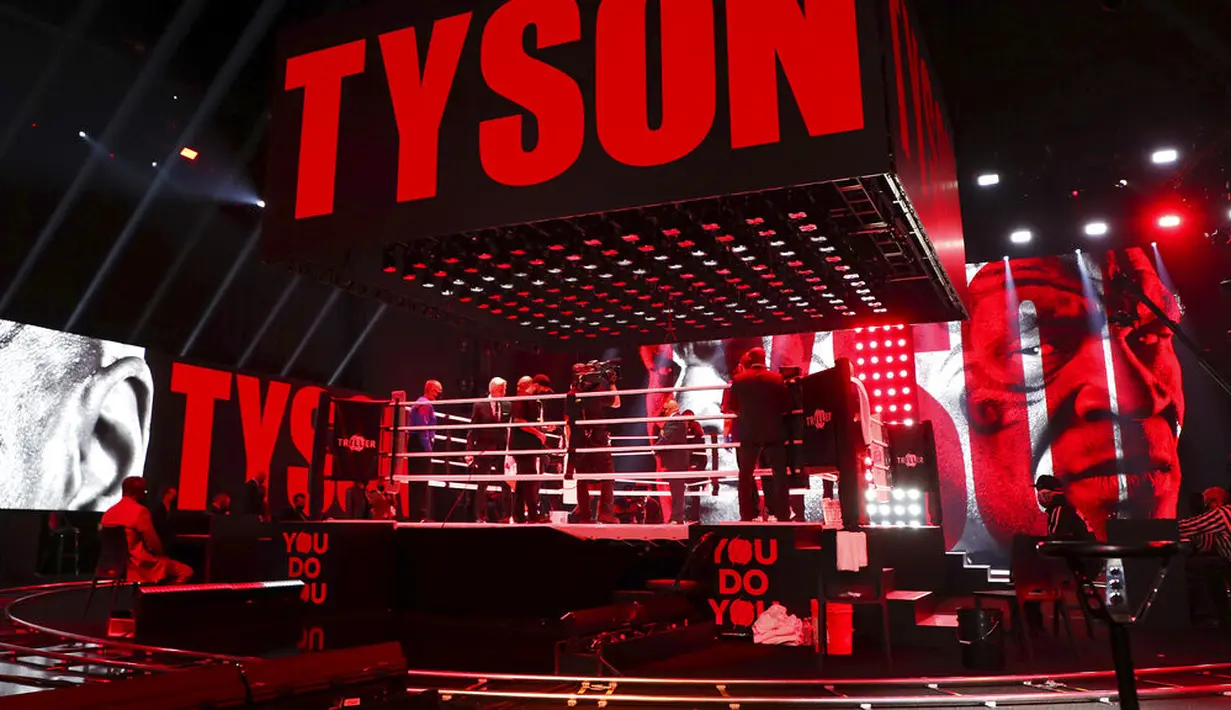 Mike Tyson memasuki ring saat akan melawan Roy Jones Jr pada pertarungan tinju eksibisi di Los Angeles, Amerika Serikat, Sabtu (28/11/2020). Pertandingan berakhir tanpa pemenang alias imbang. (Joe Scarnici/Triller via AP)