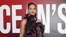 Penyanyi Rihanna berpose saat menghadiri pemutaran perdana film  "Ocean's 8" di Alice Tully Hall di New York (5/6). Rihanna tampil mempesona dengan gaun terry metalik, ciptaan Givenchy. (AP Photo/Evan Agostini)