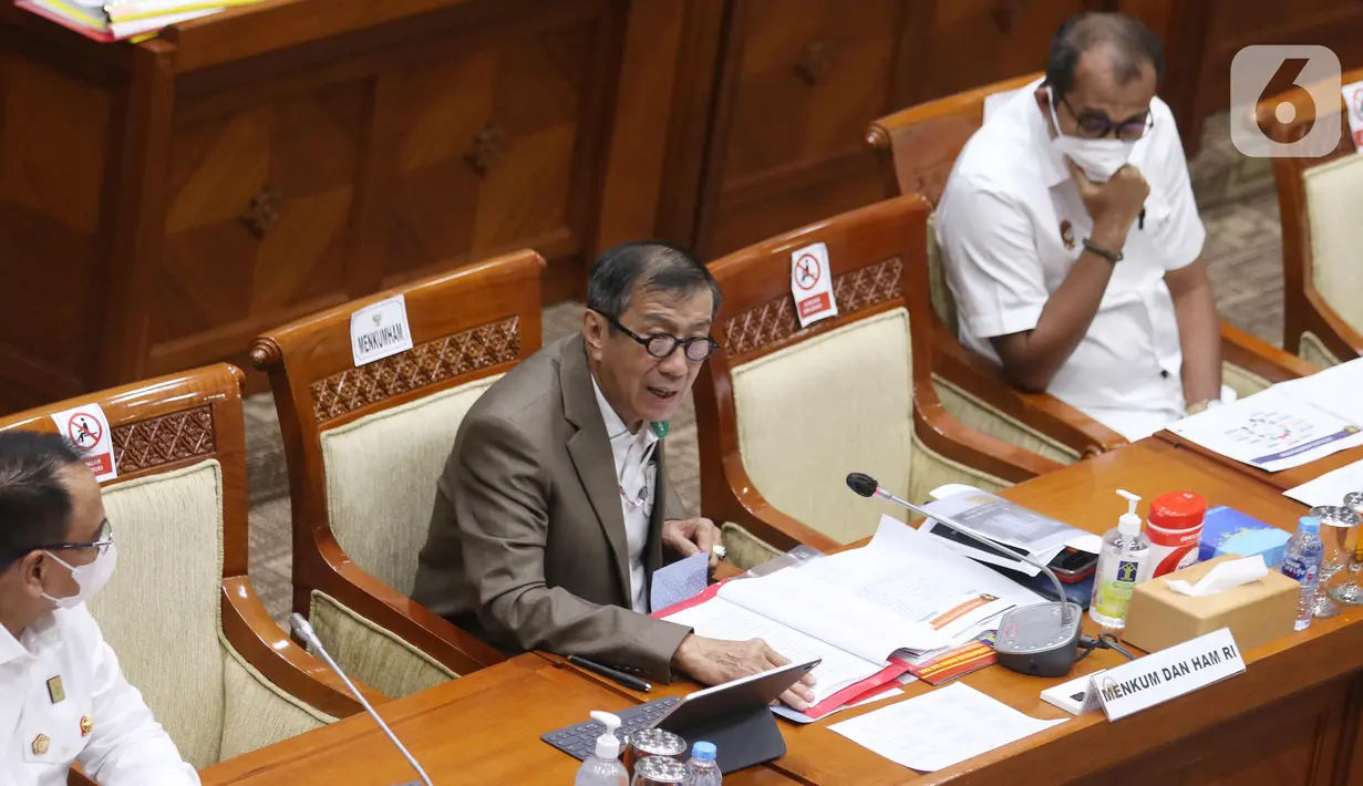 Menkumham Yasonna Laoly saat rapat dengan Komisi III DPR RI di Senayan, Jakarta, Rabu (17/3/2021). Riwu Kore diketahui bekerja di salah satu proyek strategis di Amerika Serikat. (Liputan6.com/Angga Yuniar)