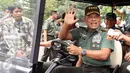 Panglima TNI, Jenderal Gatot Nurmantyo usai menghadiri perayaan Natal Bersama TNI di GOR Ahmad Yani, Mabes TNI, Jakarta, Rabu (11/1). 3.000 prajurit dan PNS hadir dalam perayaan Natal Bersama TNI tahun 2016. (Liputan6.com/Helmi Fithriansyah)