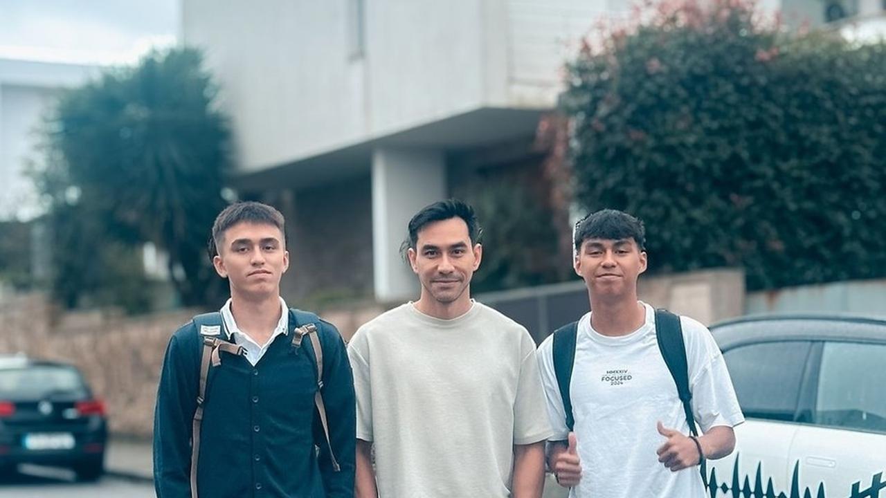 Sekolah Lionel memiliki sistem yang lebih formal, lengkap dengan seragam yang harus dikenakan, sementara Diego bersekolah di tempat yang lebih santai, di mana ia diizinkan mengenakan pakaian bebas.<br><br>