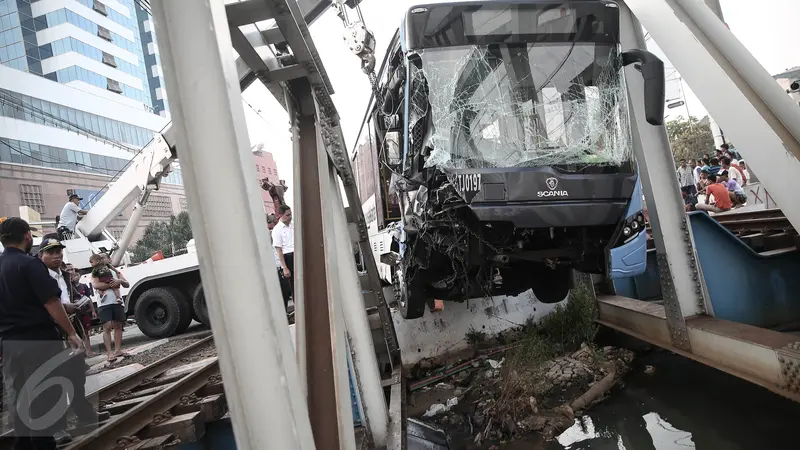 20160519-kecelakaan-jakarta-transjakarta ka 1